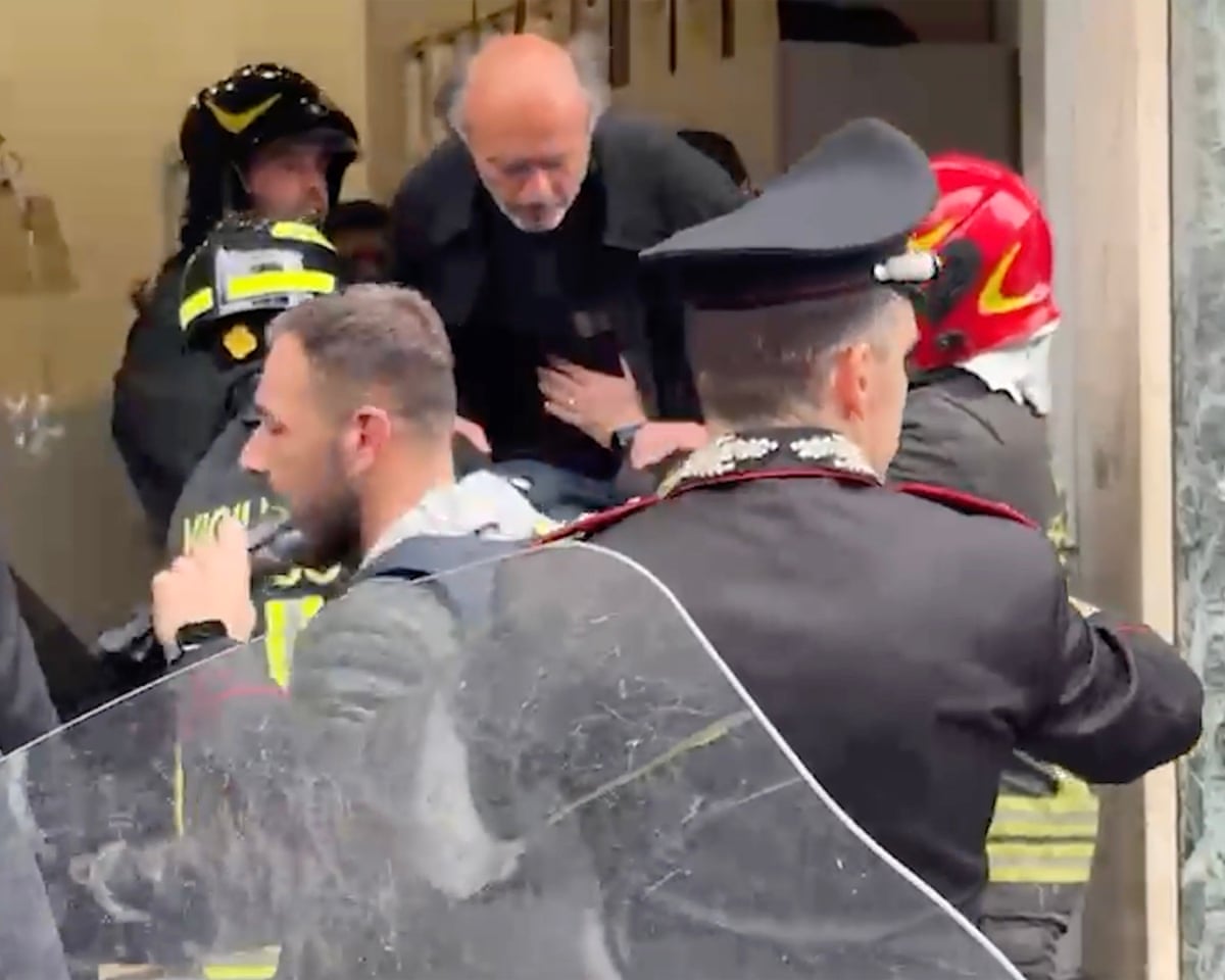 armed-robbers-hold-25-people-hostage-at-naples-bank-before-fleeing-through-hole-in-floor_69e17cd3a6990
