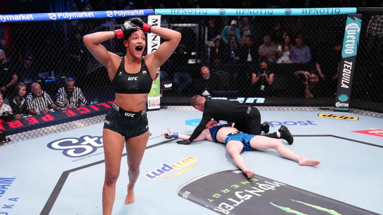 galerie-foto-scene-ingrozitoare-in-ufc-o-luptatoare-facuta-ko-cu-un-genunchi-in-figura-salvata-de-arbitru_69d3b22fbd702