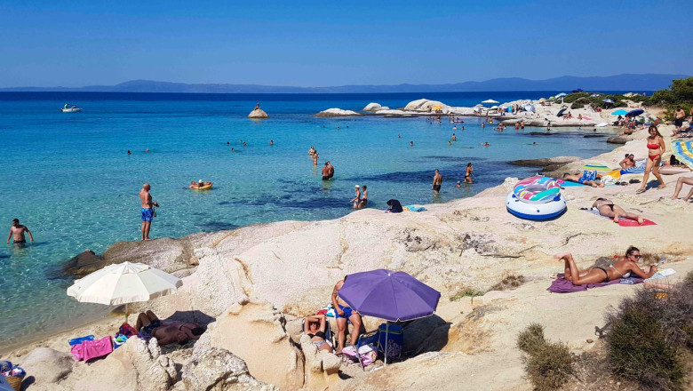 grecia-interzice-inchirierea-de-sezlonguri-si-umbrele-pe-sute-de-plaje_69ee08ae8439d