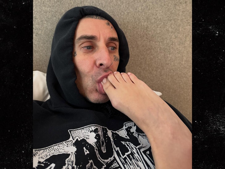 travis-barker-sucks-on-kourtney-kardashians-toes_69e6363b7216b