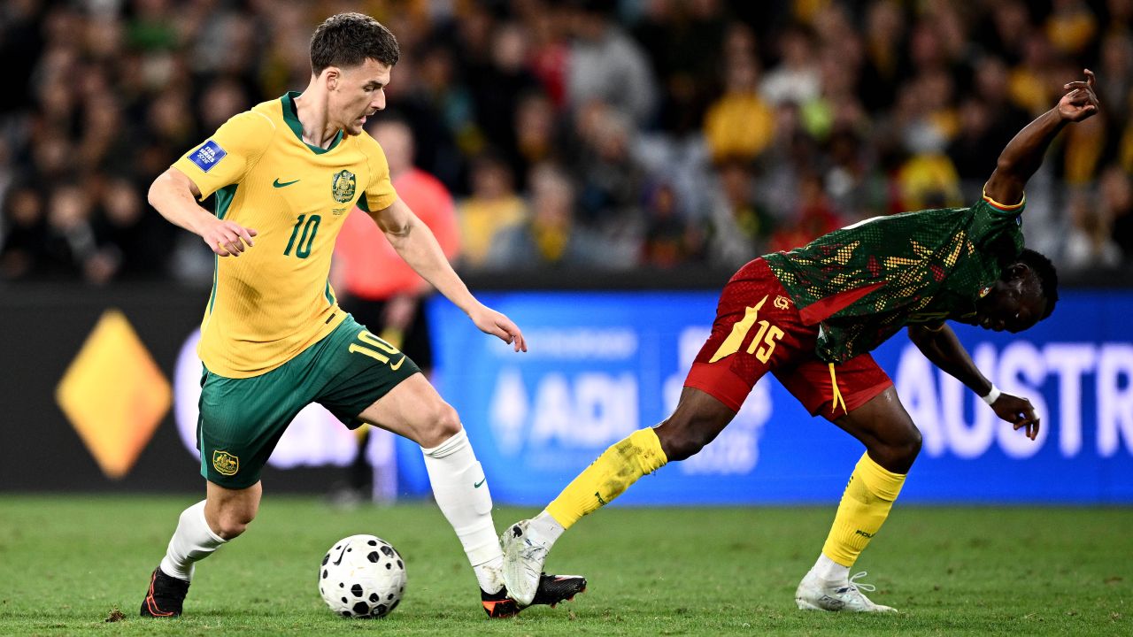 foto-fotbalistul-roman-calificat-la-campionatul-mondial-protagonist-intr-un-amical-de-gala-pe-rose-bowl-cu-80-000-de-spectatori_6a1c890b4965c