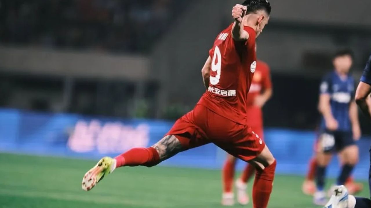 video-fotbalistul-roman-gol-fabulos-astazi-pentru-locul-de-champions-league_6a12de0f147bc