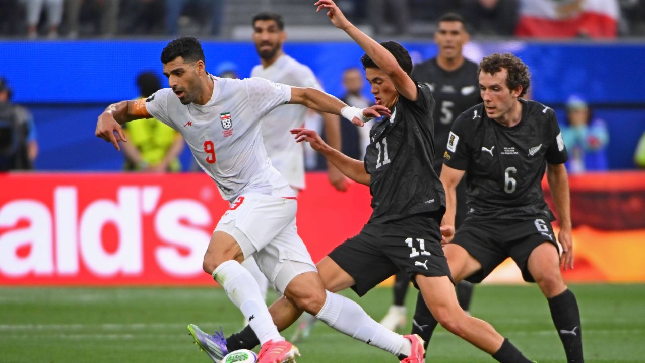 foto-un-meserias-comentatorul-tv-care-a-confundat-minute-bune-doua-echipe-de-la-campionatul-mondial_6a33b76046919