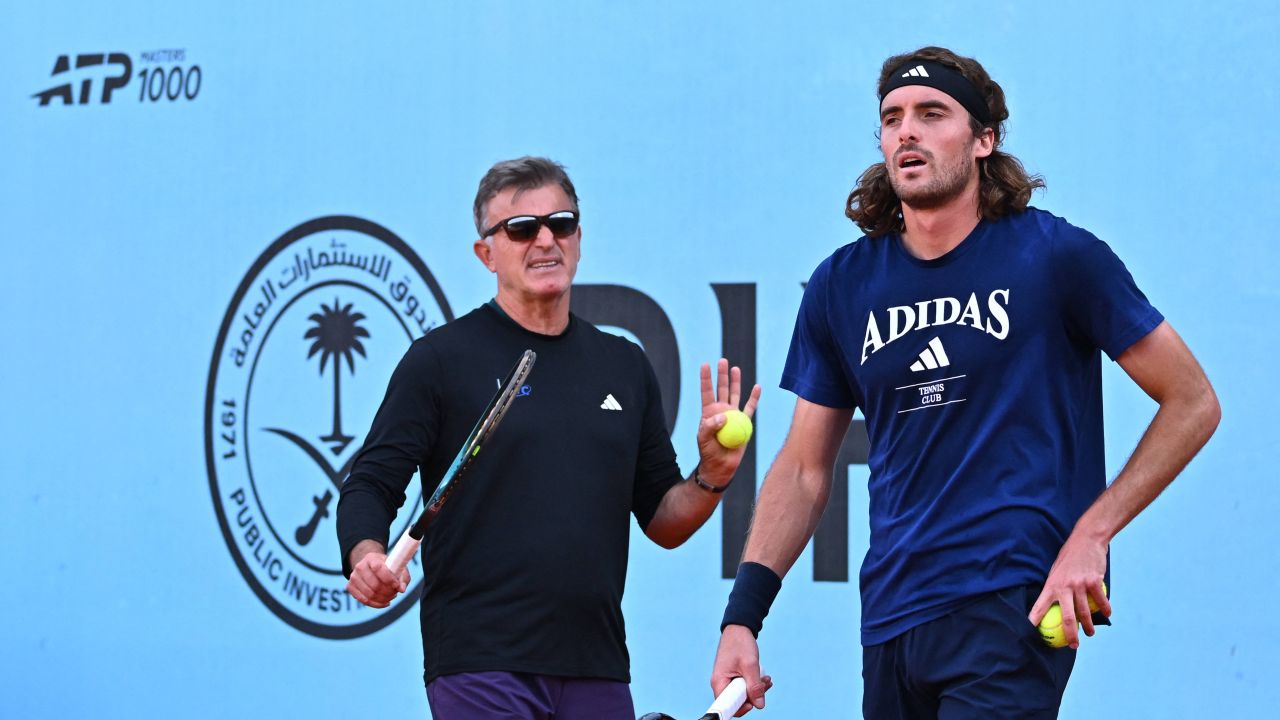 galerie-foto-va-dura-pana-va-accepta-la-startul-wimbledon-tsitsipas-si-a-concediat-tatal-pentru-totdeauna_6a421bc83c749