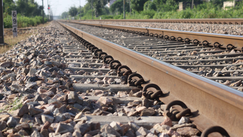 probleme-pe-calea-ferata-pantograful-rupt-al-unei-locomotive-la-fetesti-a-blocat-traficul-pe-linia-bucuresti-constanta_6a3f5c3202496